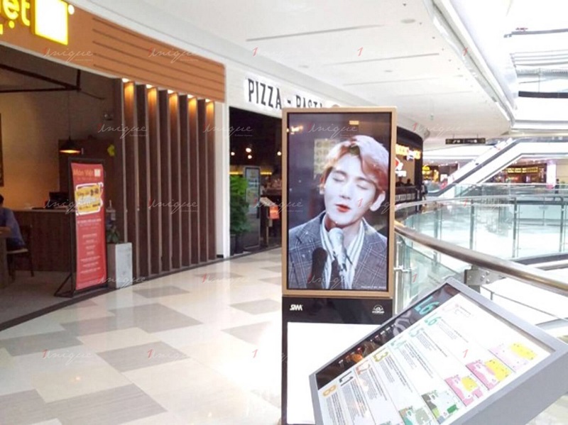 Màn hình Samsung LCD chân đứng Baekhuyn EXO tại trung tâm thương mại 